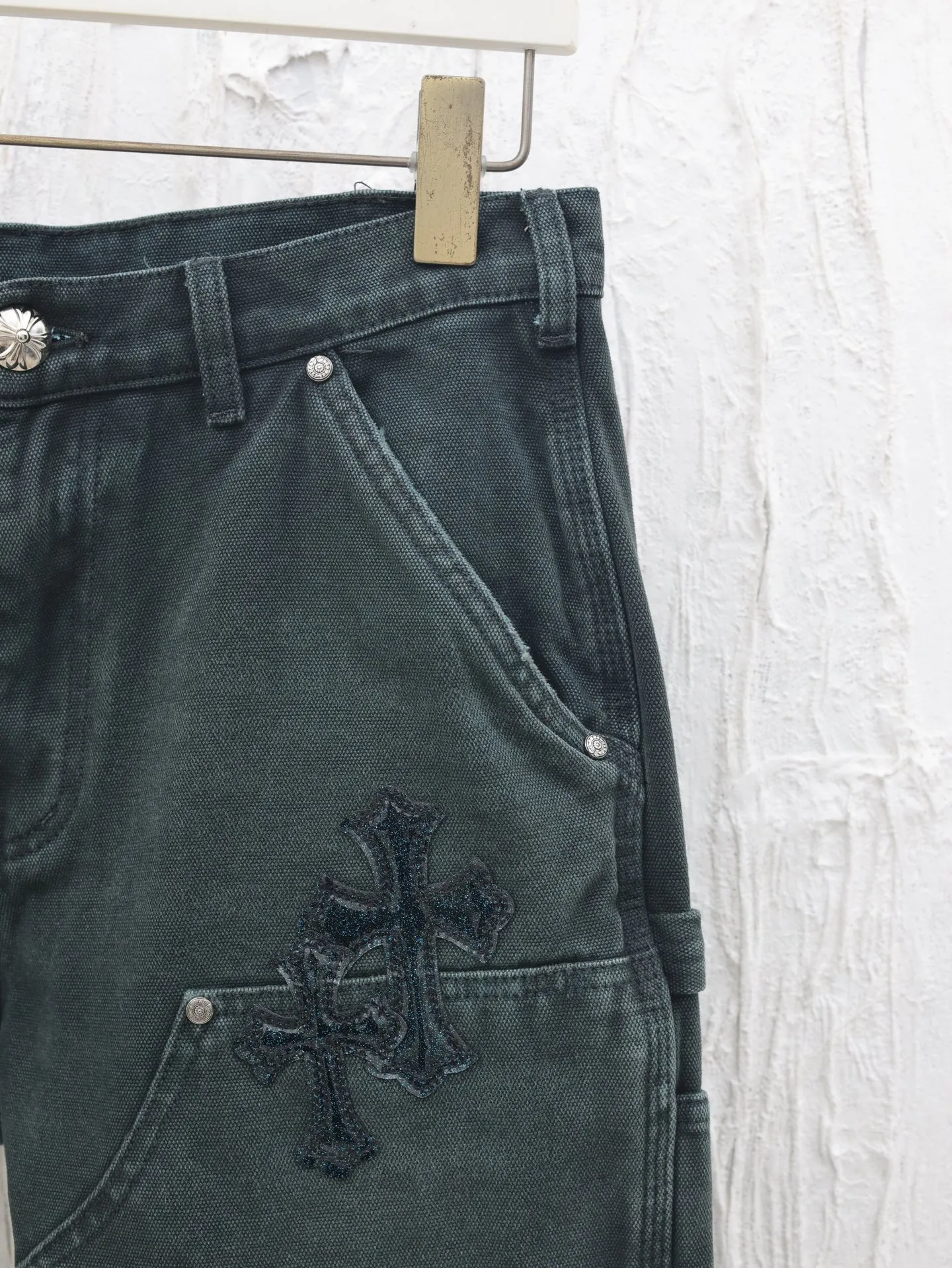 🅿️560 Come Heart*/Cro Heart Ch Starry Sky Cross Genuine Leather Patch Work Jeans. The washing process uses a combination of multiple processes such as heavy fermentation, washing and frying, spraying with horse and so on. Genuine leather patches, straight hem design, frayed feet, and accessories and hardware all customized in matching colors to achieve perfect consistency.  Size: 31/32/33/34